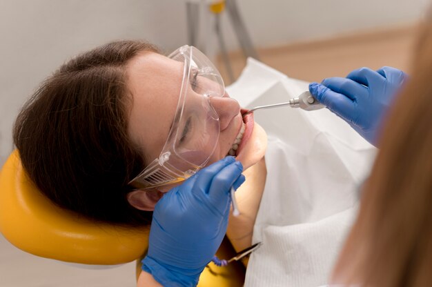 Dentista che controlla la cura mensile del paziente