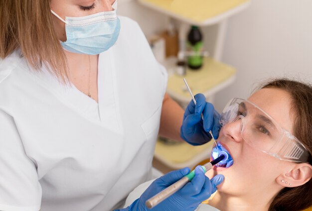 Dentista che controlla la cura mensile del paziente