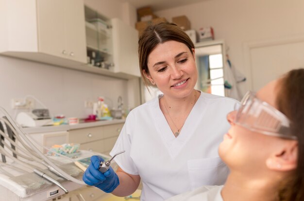 Dentista che controlla la cura mensile del paziente