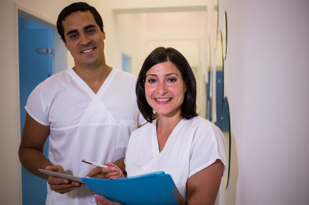 Dentista che discute rapporto con il paziente femminile