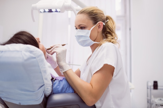 Dentista che esamina paziente femminile