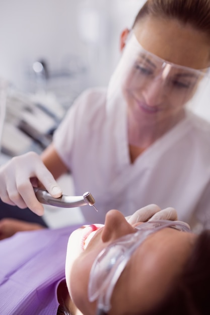 Dentista che esamina paziente femminile