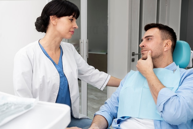 Dentista che fa un controllo sul paziente