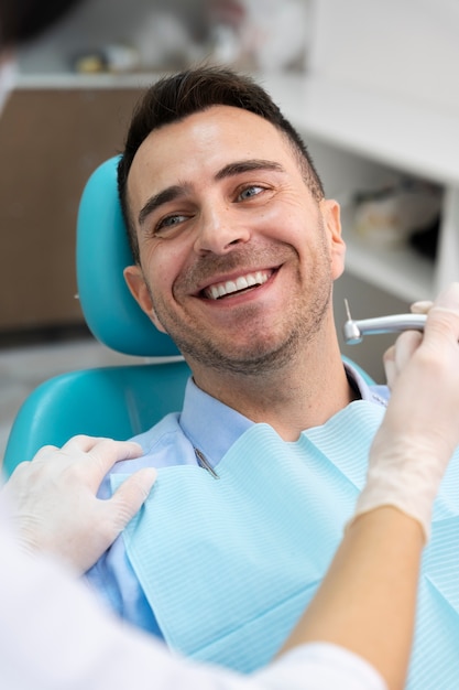 Dentista che fa un controllo sul paziente