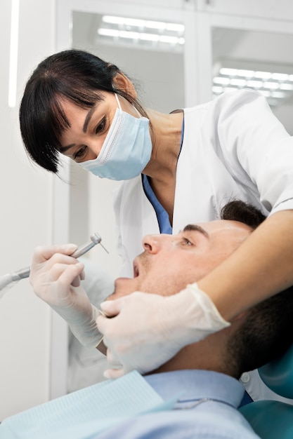 Dentista che fa un controllo sul paziente