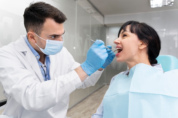 Dentista che fa un controllo sul paziente