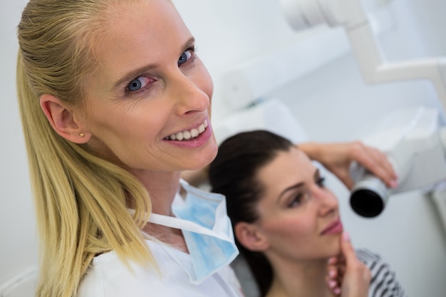 Dentista che prende una radiografia del dente dei pazienti femminili