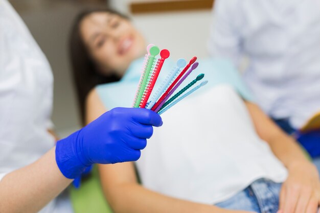 Dentista che tiene attrezzatura dentale