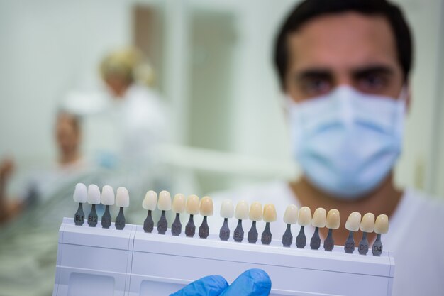 Dentista che tiene le tonalità dei denti