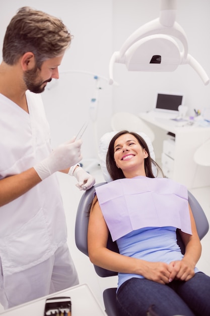 Dentista con paziente femminile sorridente