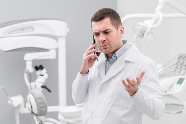 Dentista facendo una telefonata