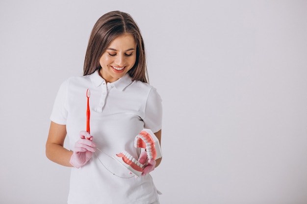 Dentista femminile con gli strumenti di odontoiatria isolati