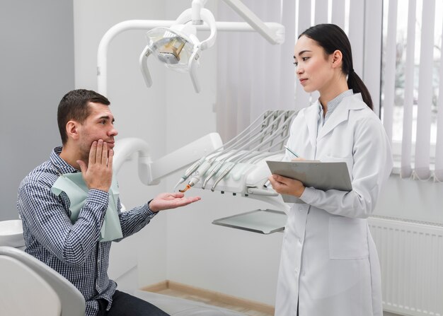 Dentista femminile con paziente