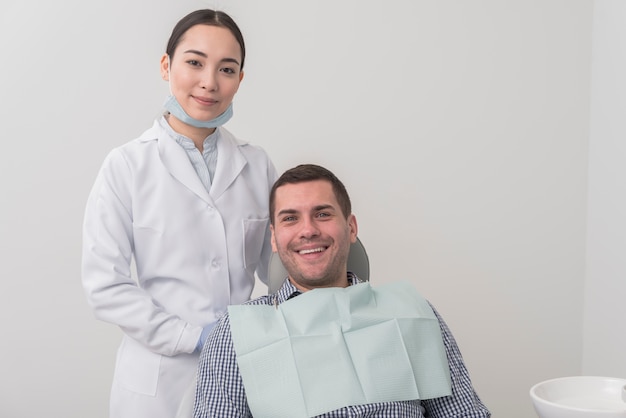 Dentista femminile con paziente