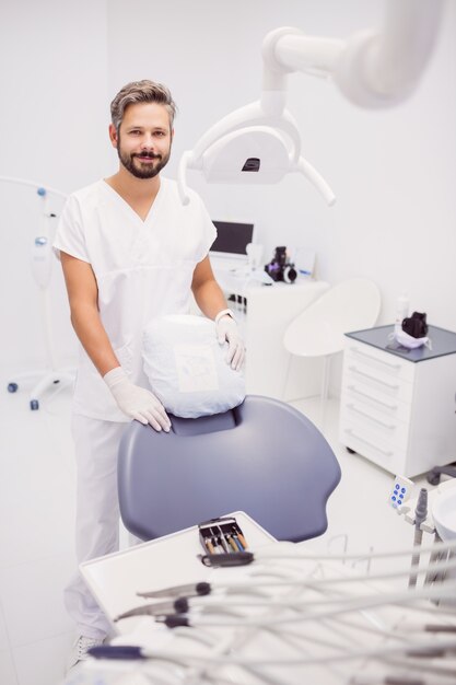 Dentista in piedi in clinica