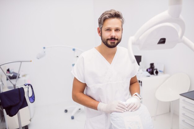 Dentista in piedi in clinica