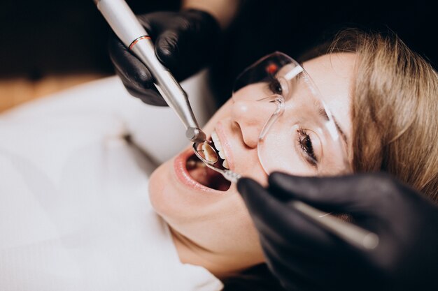 Dentista in visita del paziente della donna