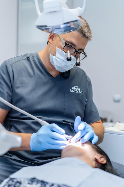 Dentista nel processo. Servizi dentali, studio dentistico, cure dentistiche.