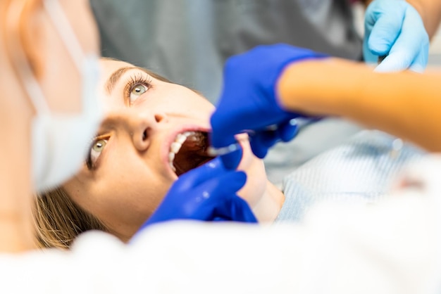 Dentista nel processo. Servizi dentali, studio dentistico, cure dentistiche.