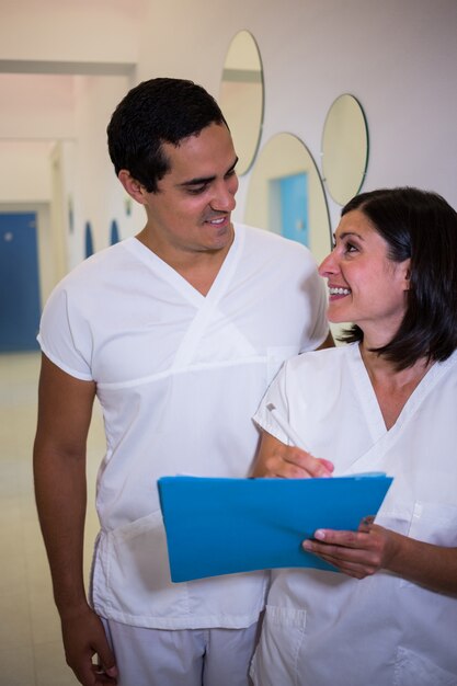 Dentista sorridente due con il rapporto dei pazienti