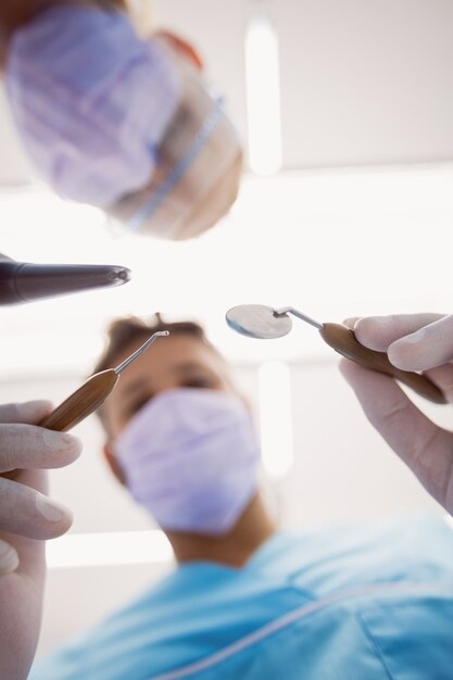 Dentisti in possesso di strumenti dentali