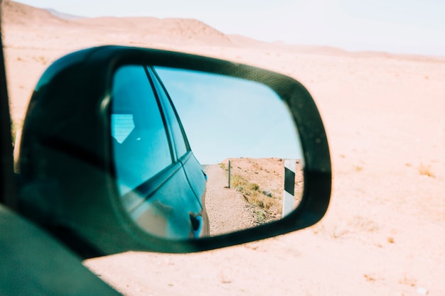 Deserto nello specchio d&#39;auto