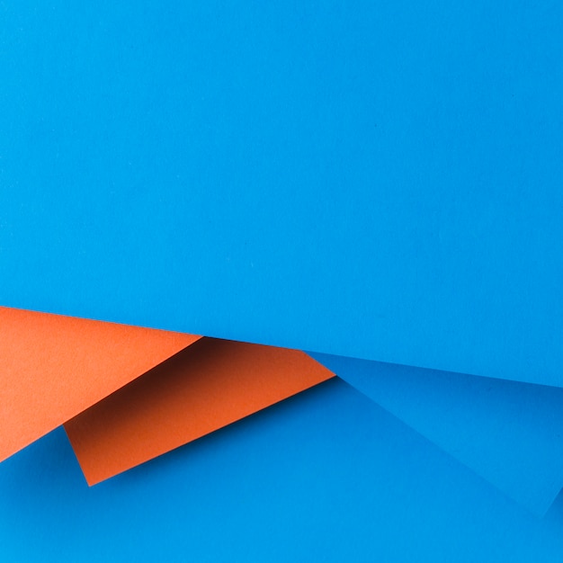 Design creativo realizzato con carta blu e arancione