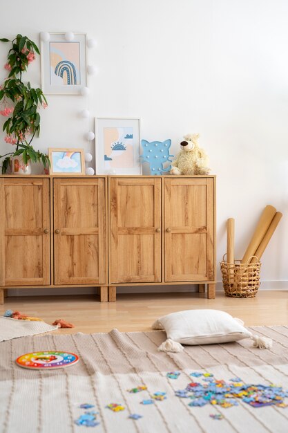 Design d'interni ad alto angolo con giocattoli per bambini