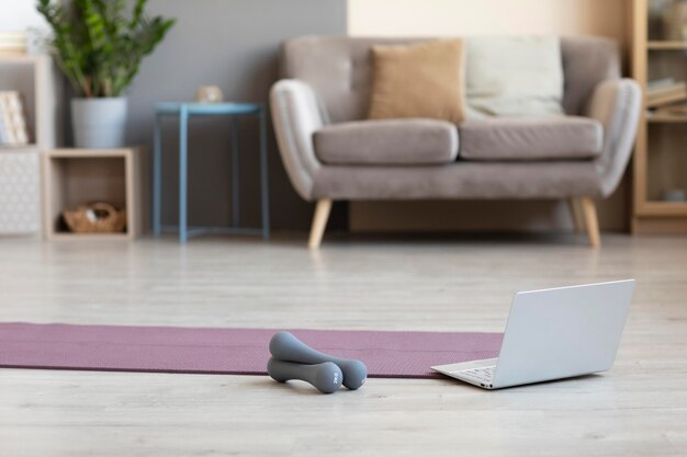 Design degli interni minimalista con materassino yoga sul pavimento