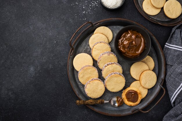 Design piatto di deliziosi alfajores con copia spazio