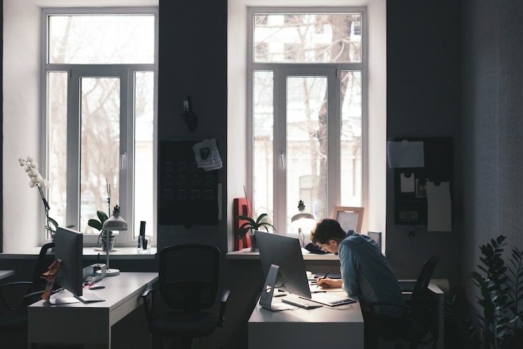 Foto gratuito designer al lavoro in ufficio
