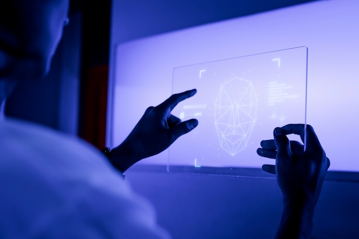 Foto gratuito designer che utilizza una tecnologia futuristica dello schermo tablet digitale trasparente