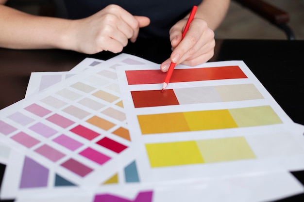 Designer donna che controlla i colori del marchio per un logo
