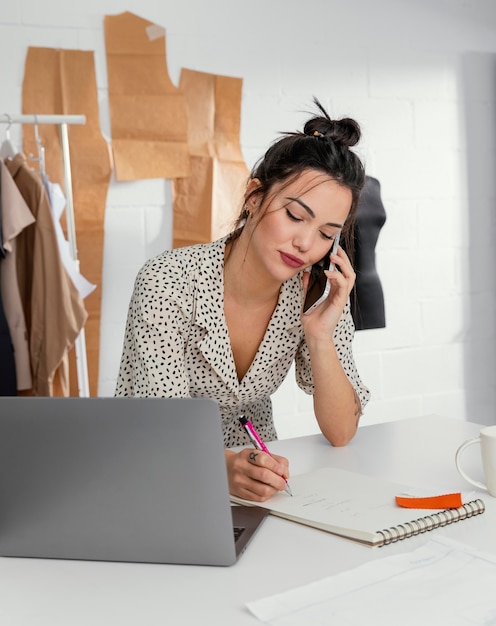 Designer femminile che lavora nel suo laboratorio