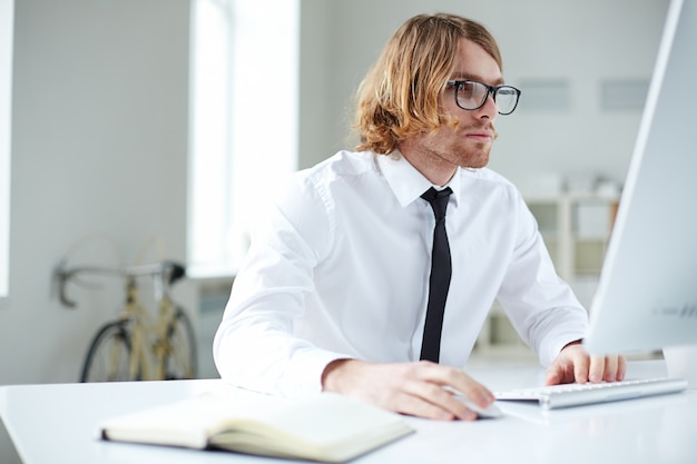 Designer nel suo posto di lavoro