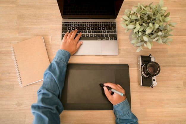 Desktop con portatile e tablet grafico
