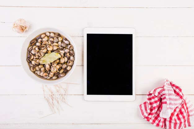Desktop da cucina con piastra lumaca e tablet