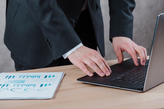 Desktop dell&#39;ufficio con laptop e analisi