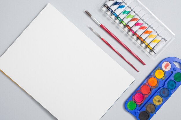 Desktop dell&#39;ufficio con materiali da disegno