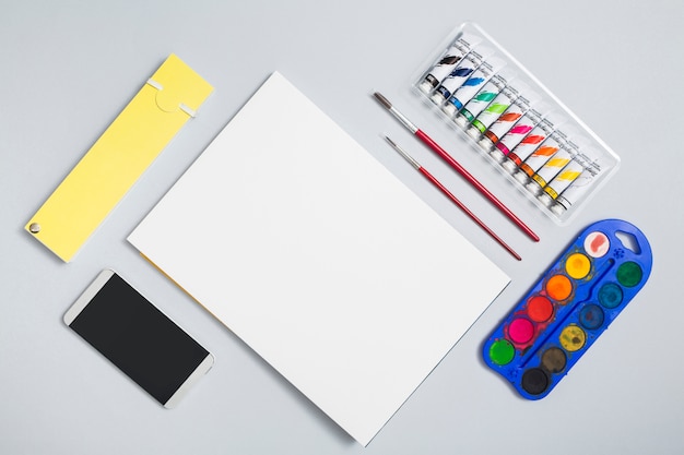 Desktop dell&#39;ufficio con materiali da disegno