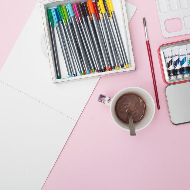 Desktop dell&#39;ufficio con materiali da disegno