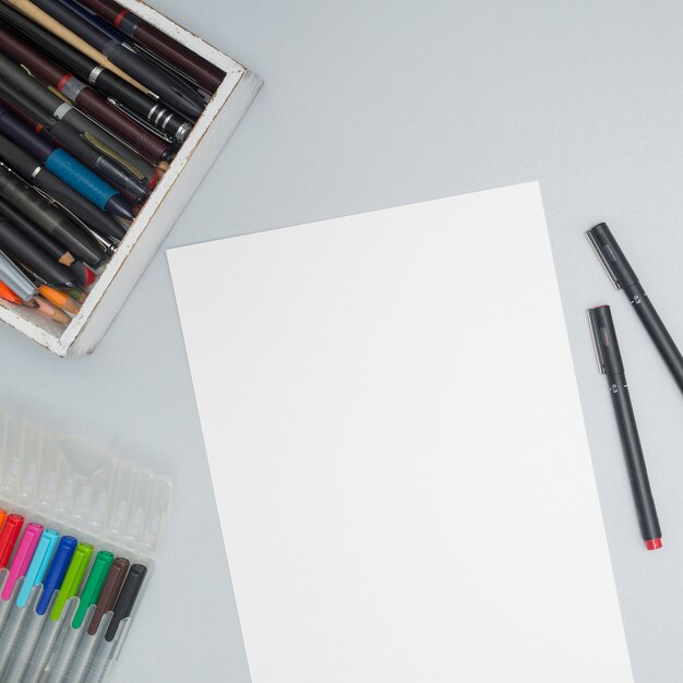 Desktop dell&#39;ufficio con materiali da disegno