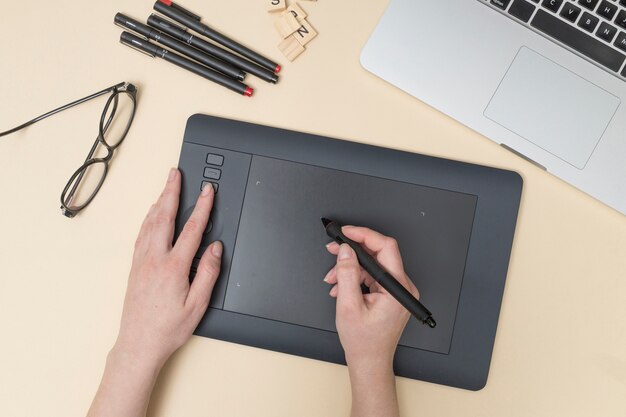 Desktop dell&#39;ufficio con una tavoletta grafica