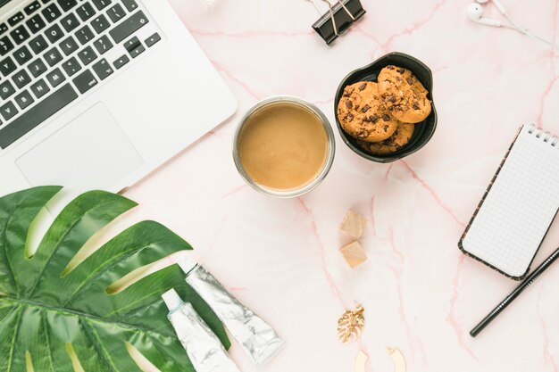 Desktop dell&#39;ufficio con una tazza di caffè e biscotti