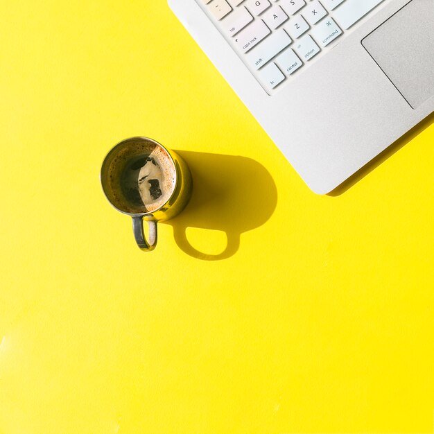 Desktop dell&#39;ufficio con una tazza di caffè e biscotti