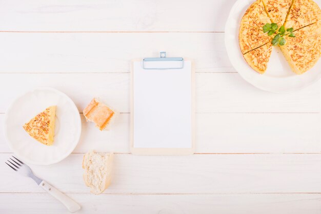 Desktop della cucina con torta e appunti