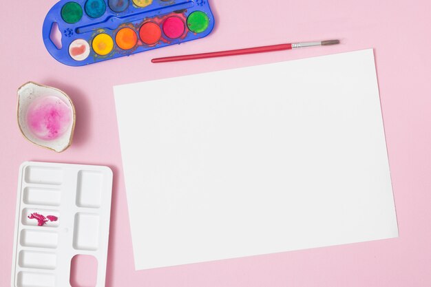 Desktop per ufficio con materiali per il disegno
