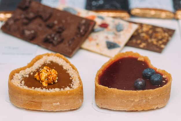 Dessert a forma di cuore vicino al cioccolato