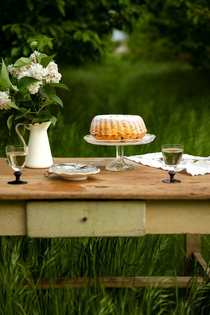 Dessert ad alto angolo e fiori sul tavolo