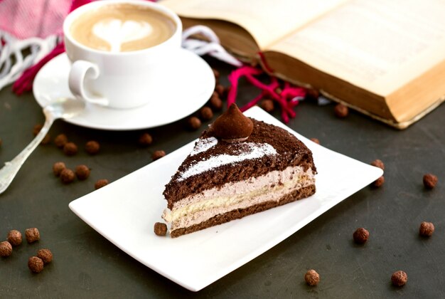 Dessert al caffè con cioccolato in cima